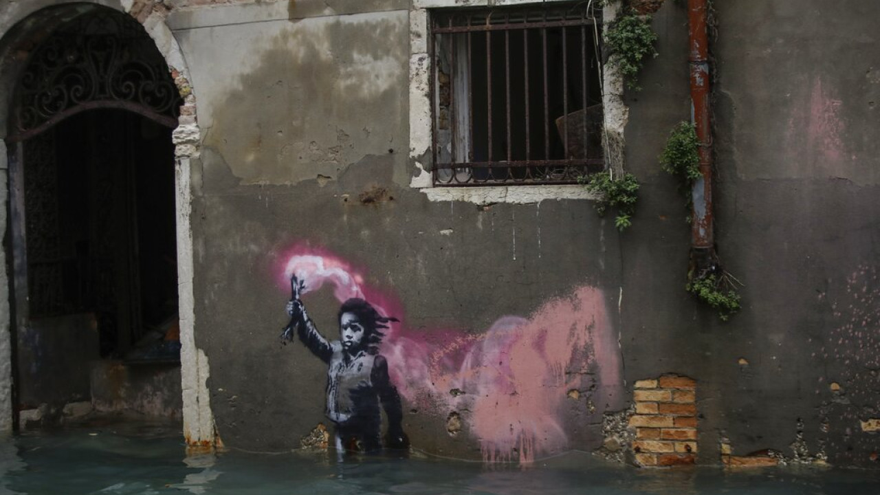 Banksy: Έργο του αφαιρέθηκε από κτίριο στη Βενετία για να αποκατασταθεί Banksy: Έργο του αφαιρέθηκε από κτίριο στη Βενετία για να αποκατασταθεί