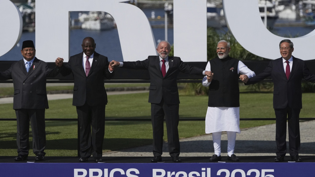 BRICS: Προβληματισμός από τους μονομερείς δασμούς του Τραμπ