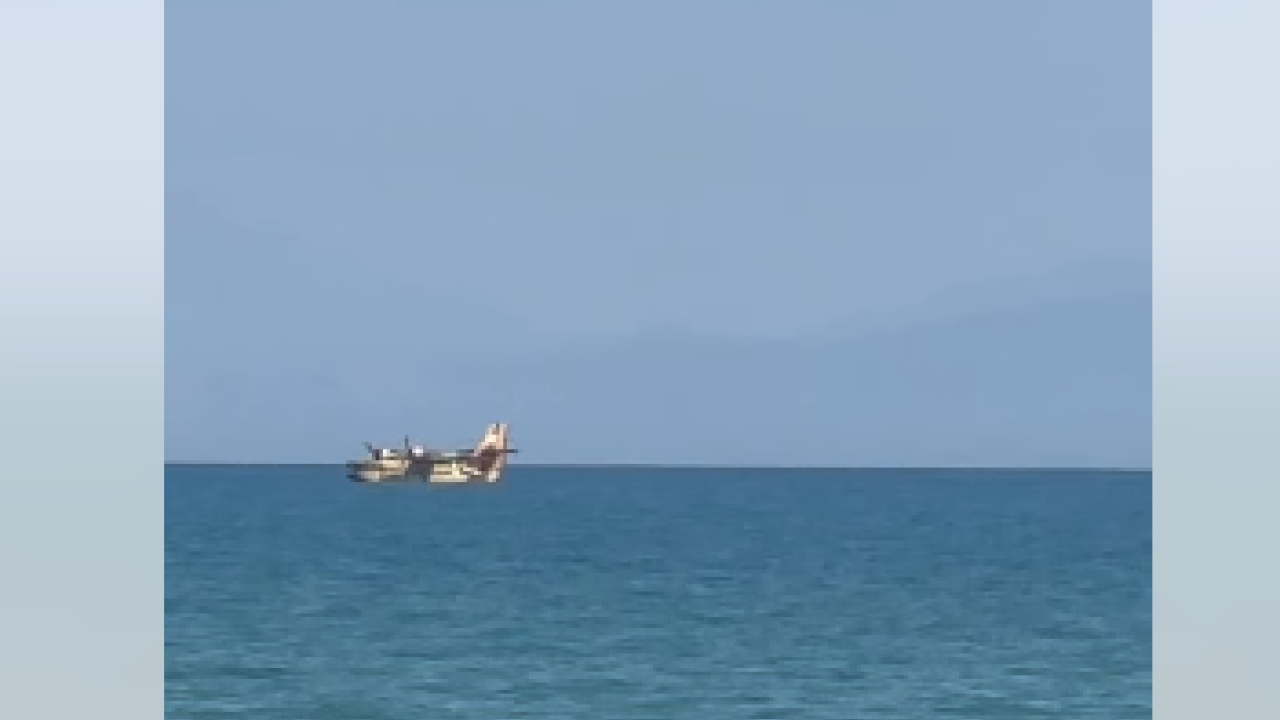 Προσθαλάσσωση πυροσβεστικού αεροσκάφους στον Κορινθιακό – Σώοι οι δύο πιλότοι - Δείτε βίντεο