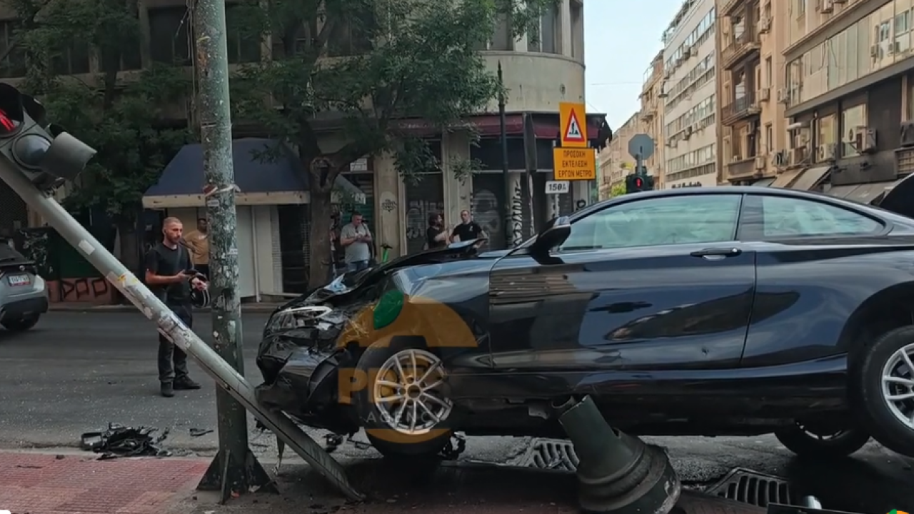 Τροχαίο στην Ακαδημίας: Αυτοκίνητο έπεσε σε κολώνα – 2 τραυματίες (Βίντεο) Τροχαίο στην Ακαδημίας: Αυτοκίνητο έπεσε σε κολώνα – 2 τραυματίες (Βίντεο)