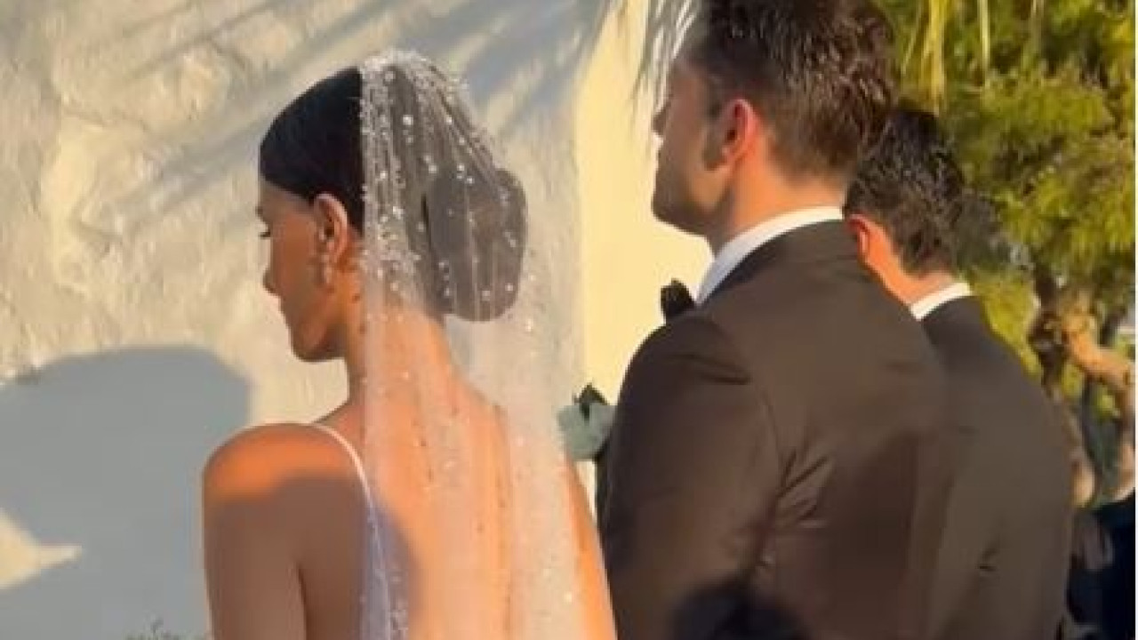 Παντρεύτηκε ο Κωσταντίνος Αργυρός – Ο πρώτος χορός του ζευγαριού και το τρυφερό χειροφίλημα στη νύφη (βίντεο)