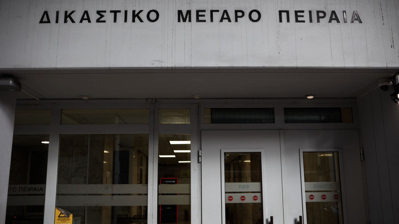 Πειραιάς: Ρομά προπηλάκισαν δικαστή έξω από τα δικαστήρια Πειραιάς: Ρομά προπηλάκισαν δικαστή έξω από τα δικαστήρια