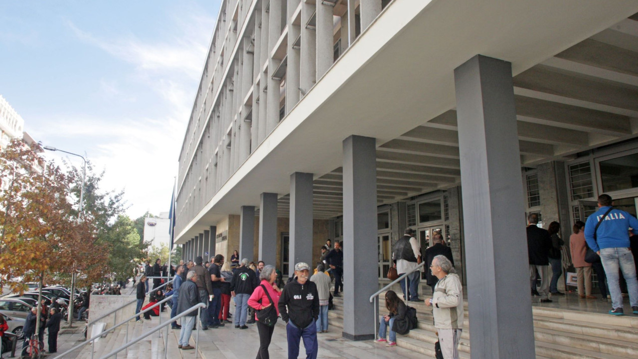 Θεσσαλονίκη: Σε δίκη 115 κατηγορούμενοι για διαρρήξεις, κλοπές και ληστείες - Γέμισε με κατηγορούμενους η αίθουσα