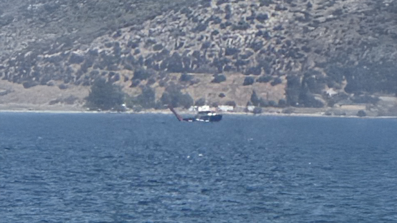 Αναγκαστική προσθαλάσσωση πυροσβεστικού ελικοπτέρου στην Ελευσίνα - Σώο το πλήρωμα - Δείτε βίντεο από το σημείο