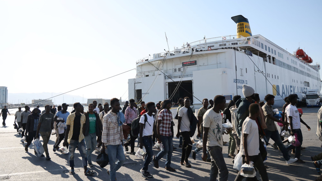 Στο Λαύριο 247 μετανάστες που είχαν φτάσει στην Κρήτη το τελευταίο 24ωρο Στο Λαύριο 247 μετανάστες που είχαν φτάσει στην Κρήτη το τελευταίο 24ωρο