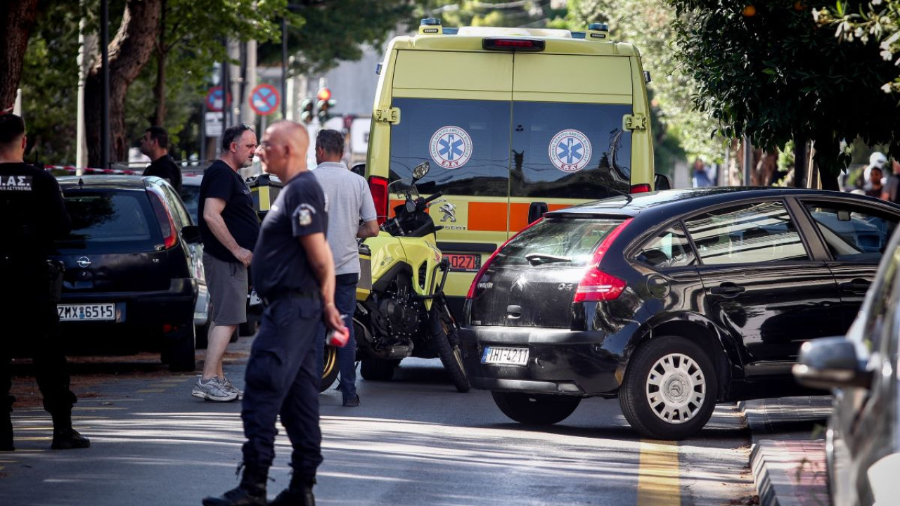 Αγία Παρασκευή: Την ταυτότητα του άνδρα που έπεσε νεκρός στη μέση του δρόμου αναζητούν οι αρχές Αγία Παρασκευή: Την ταυτότητα του άνδρα που έπεσε νεκρός στη μέση του δρόμου αναζητούν οι αρχές