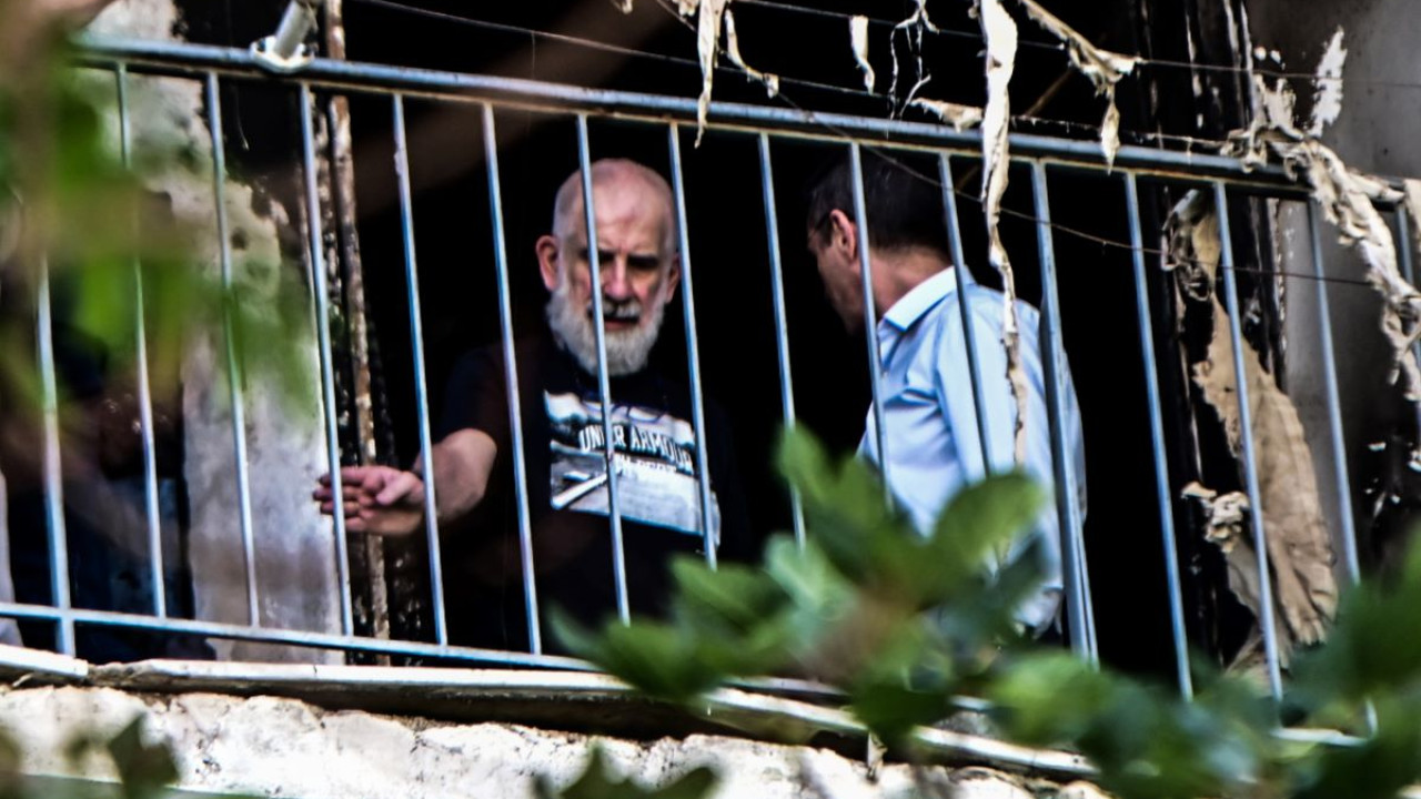 Νέα αυτοψία από πραγματογνώμονες στο διαμέρισμα του Πέτρου Φιλιππίδη μετά την πυρκαγιά (Φωτογραφίες, Βίντεο)