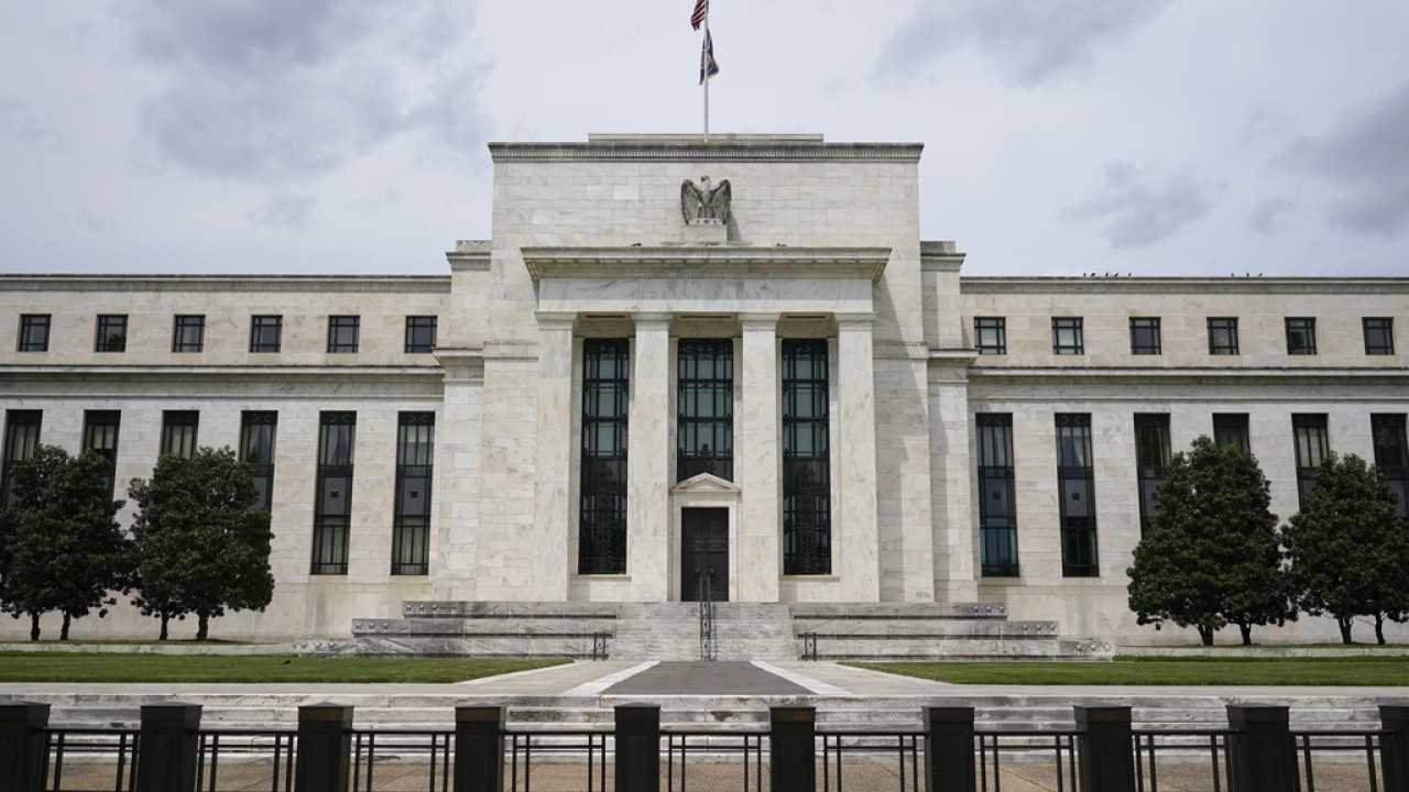 Fed: Διατήρησε αμετάβλητα τα επιτόκια κόντρα στον Τραμπ