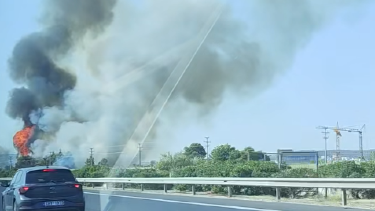 Φωτιά σε παράδρομο της Αττικής Οδού στο Κορωπί Φωτιά σε παράδρομο της Αττικής Οδού στο Κορωπί