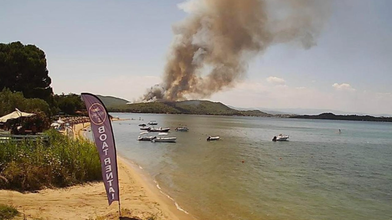 Μεγάλη φωτιά σε δασική έκταση στη Βουρβουρού Χαλκιδικής – 112 για εκκένωση περιοχών