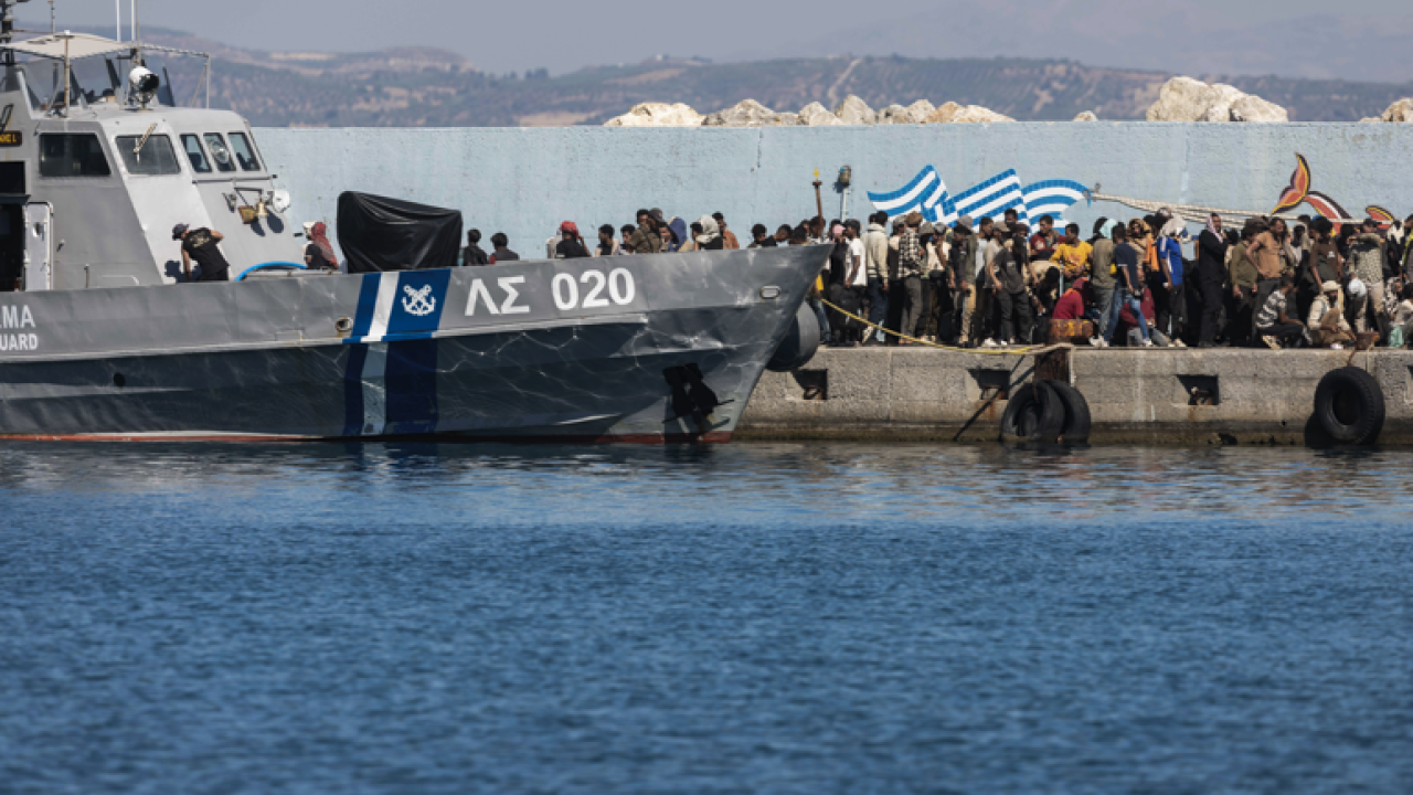 Κρήτη: Επιχείρηση διάσωσης 96 αλλοδαπών με σκάφος της Frontex Κρήτη: Επιχείρηση διάσωσης 96 αλλοδαπών με σκάφος της Frontex