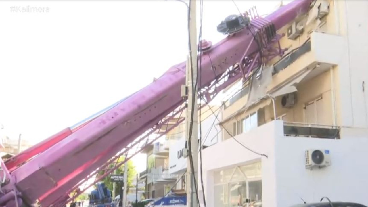 Περιστέρι: Γερανοφόρο όχημα έπεσε πάνω σε διώροφη οικία - 1 τραυματίας - Αποκλειστικό βίντεο