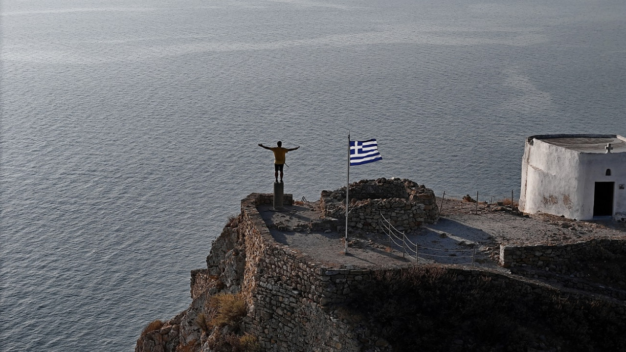 Happy Traveller στη Σκύρο: 20 Ιουλίου στις 16:40 στον ΣΚΑΪ – Δείτε το Trailer