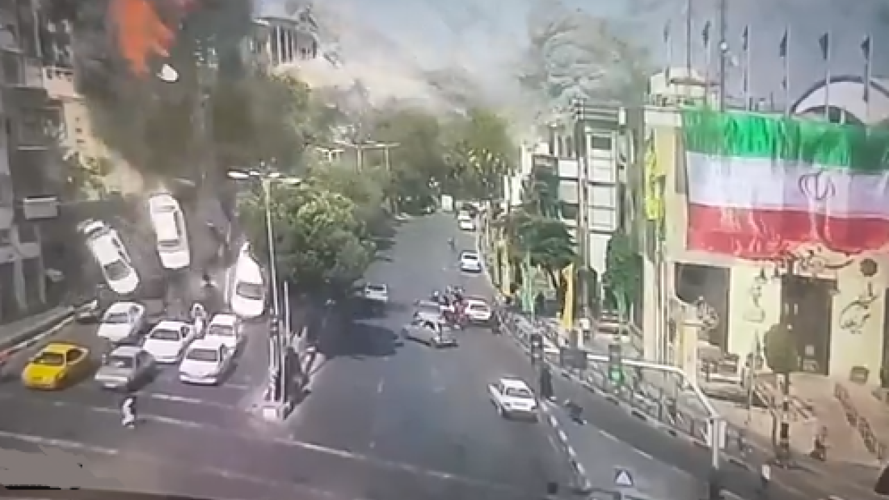 Βίντεο με ισραηλινή βόμβα να χτυπάει αμάχους στην Τεχεράνη - Τα αυτοκίνητα εκτοξεύονται στον αέρα σαν παιχνίδια
