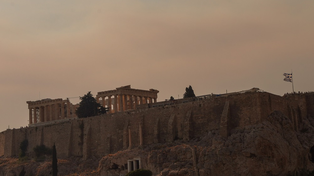 Ο καπνός από τη φωτιά στη Δροσοπηγή σκέπασε τον ουρανό της Αθήνας - Δείτε φωτογραφίες