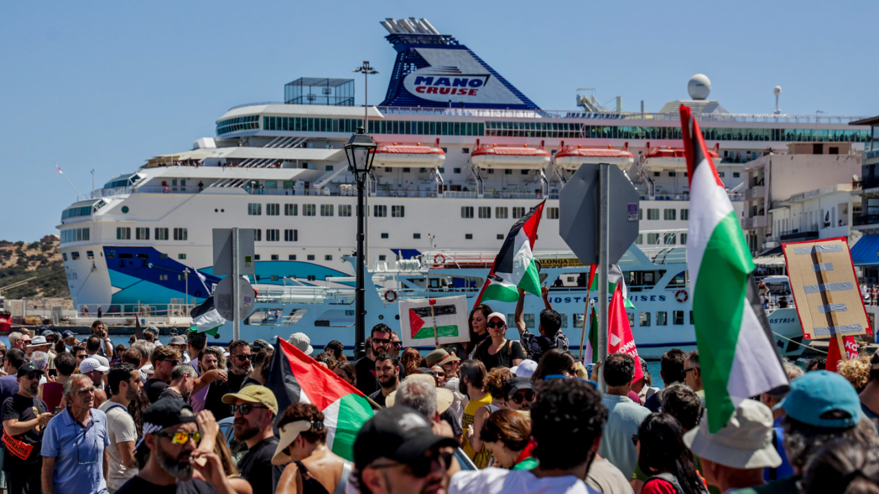 Κρήτη: Νέα επεισόδια με ρίψη αντικειμένων και χημικών σε κρουαζιερόπλοιο με Ισραηλινούς Κρήτη: Νέα επεισόδια με ρίψη αντικειμένων και χημικών σε κρουαζιερόπλοιο με Ισραηλινούς