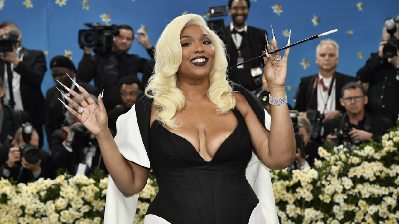 Lizzo: Μόνο οπίσθια βλέπουμε στο βίντεο κλιπ του «Still Can't Fuh» - Το βλέπετε με δική σας ευθύνη… (video)