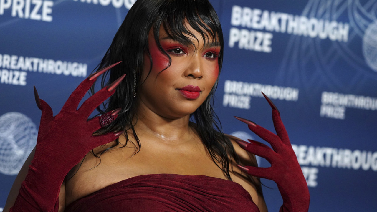 Lizzo: Να αγκαλιάσουμε τα παχάκια μας για το καλοκαίρι – Η φωτογραφία της με φόντο τον Πύργο του Άιφελ Lizzo: Να αγκαλιάσουμε τα παχάκια μας για το καλοκαίρι – Η φωτογραφία της με φόντο τον Πύργο του Άιφελ