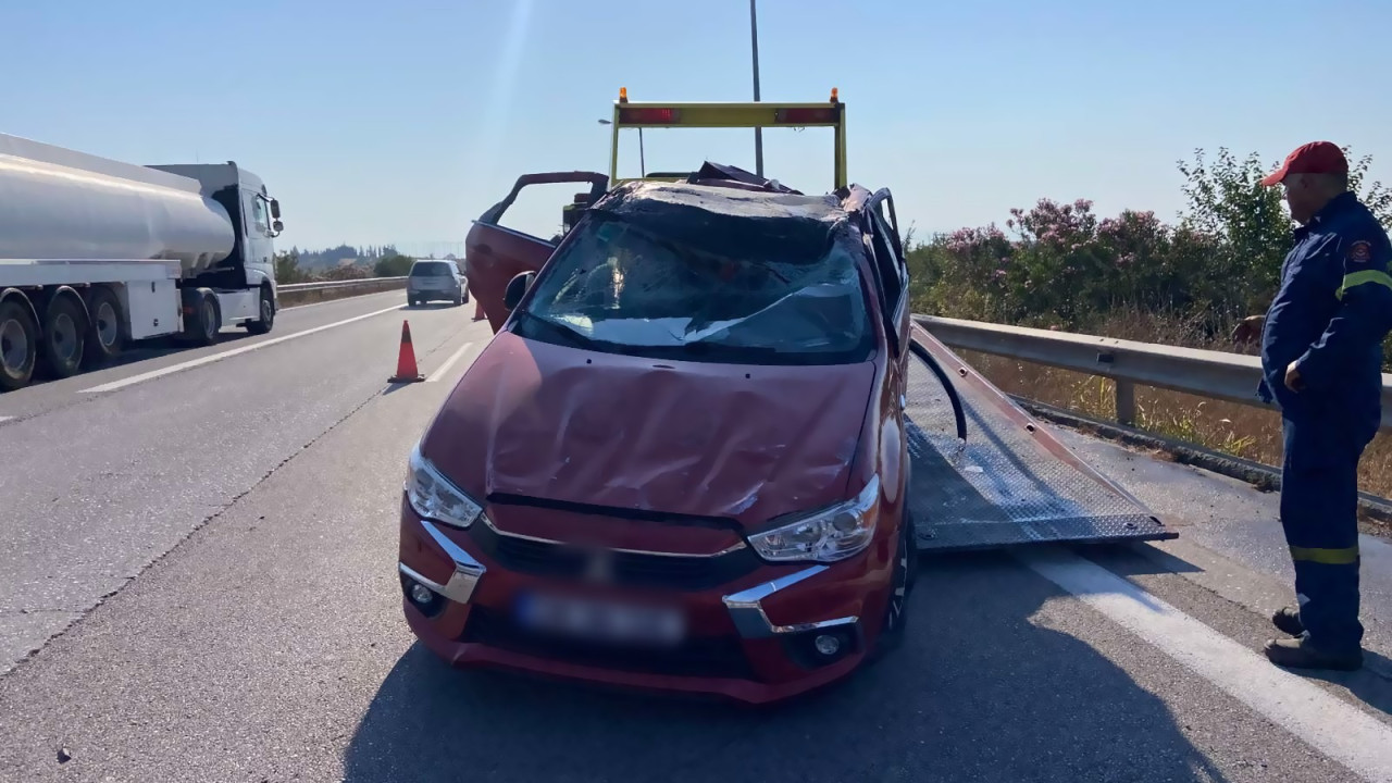 Θεσσαλονίκη: Καρότσα από φορτηγό έπεσε σε ΙΧ στα διόδια των Μαλγάρων (Εικόνες και βίντεο)
