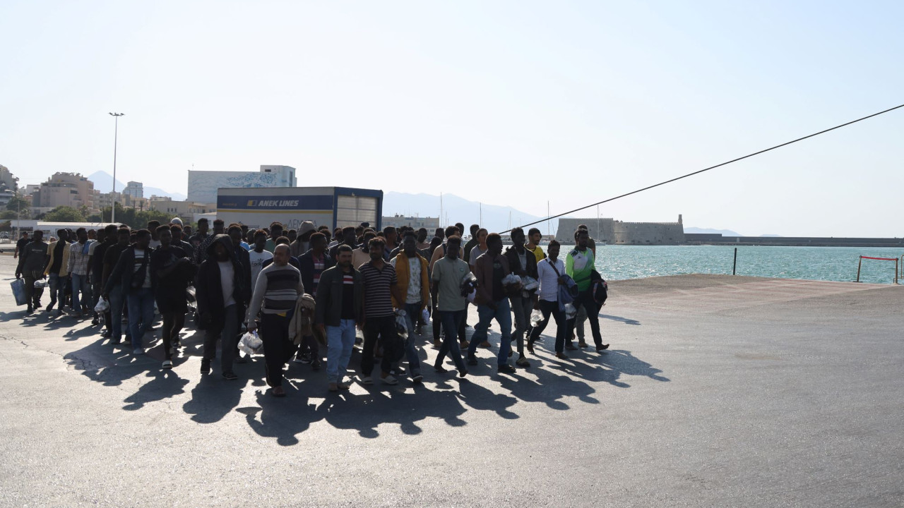 Πλεύρης: Οι μετανάστες που εισήλθαν στη χώρα θα κρατηθούν έγκλειστοι και θα κινηθεί η διαδικασία επιστροφής τους Πλεύρης: Οι μετανάστες που εισήλθαν στη χώρα θα κρατηθούν έγκλειστοι και θα κινηθεί η διαδικασία επιστροφής τους
