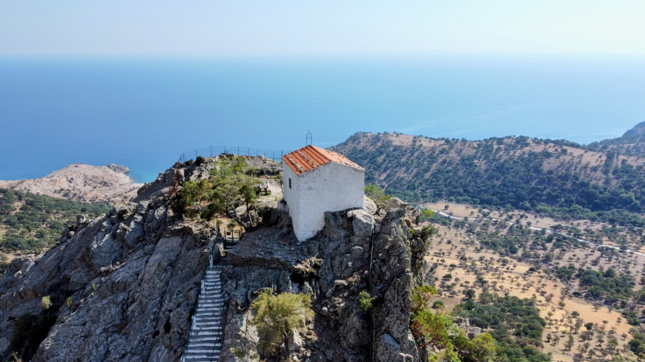 Επίσκεψη στην Παναγία Κρημνιώτισσα της Σαμοθράκης: Ένα γραφικό ξωκλήσι σε μία μαγική τοποθεσία του νησιού