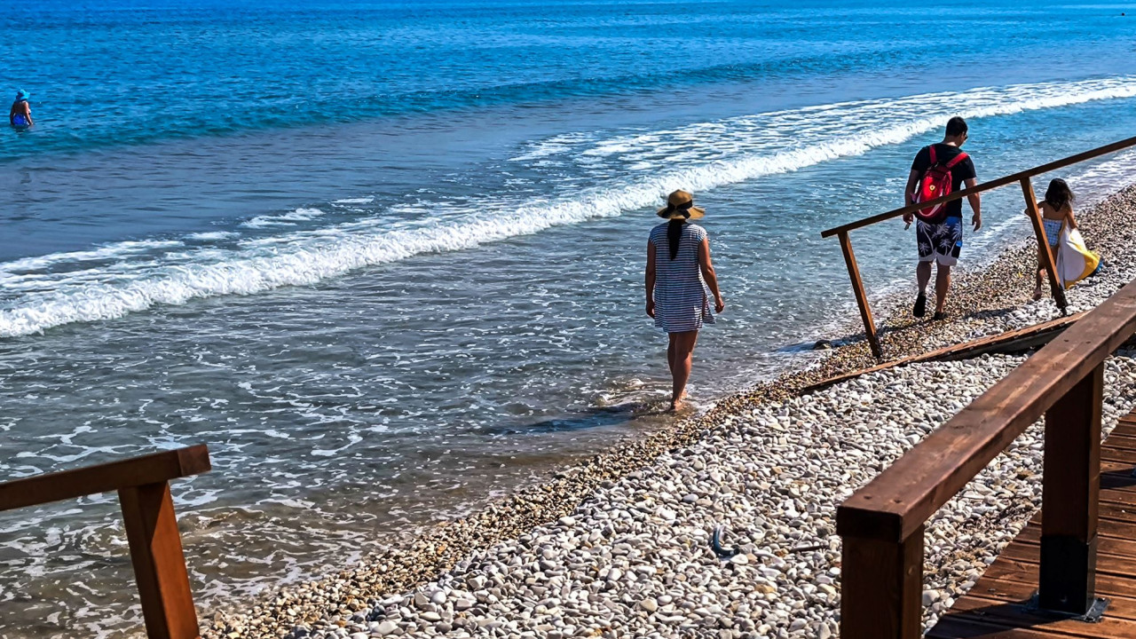 Καιρός – Κυριακή: Άνοδος της θερμοκρασίας και δυνατά μελτέμια στο Αιγαίο