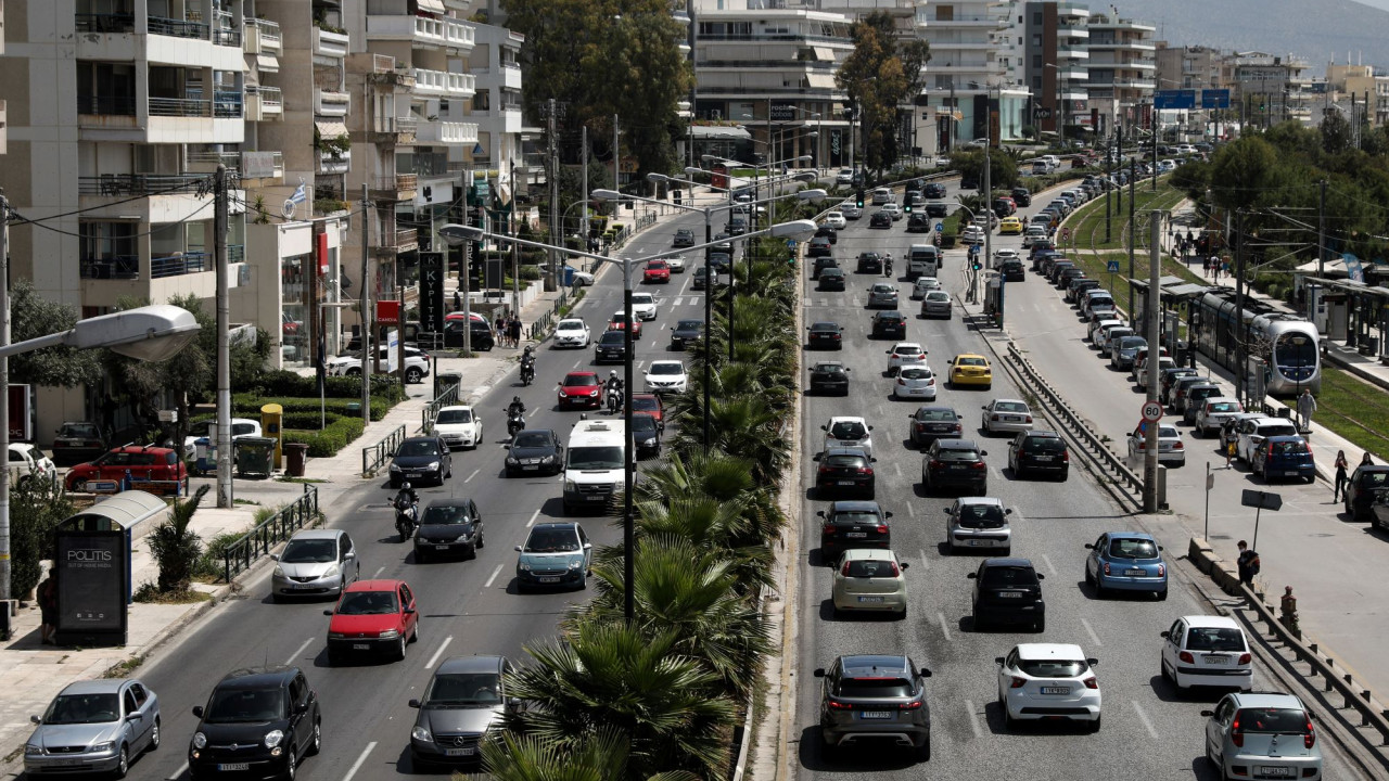 Μποτιλιάρισμα στην Παραλιακή, στο ύψος της Γλυφάδας, λόγω… λαϊκής αγοράς
