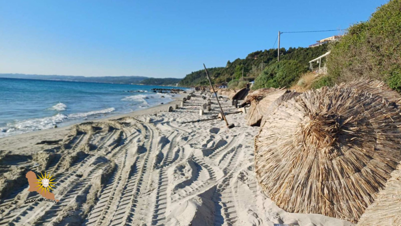Επιχειρηματίας ξήλωσε μόνος του παράνομες ξαπλώστρες και ομπρέλες, για να γλιτώσει την επιβάρυνση του Δημοσίου