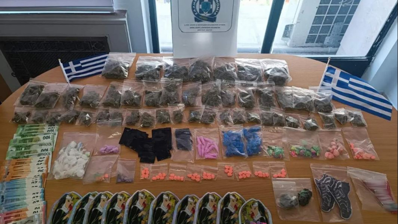 Συνελήφθησαν 15χρονος και 17χρονος στον Πειραιά: Το σακίδιο με τα ναρκωτικά, ο κάδος και ο έλεγχος (Βίντεο)