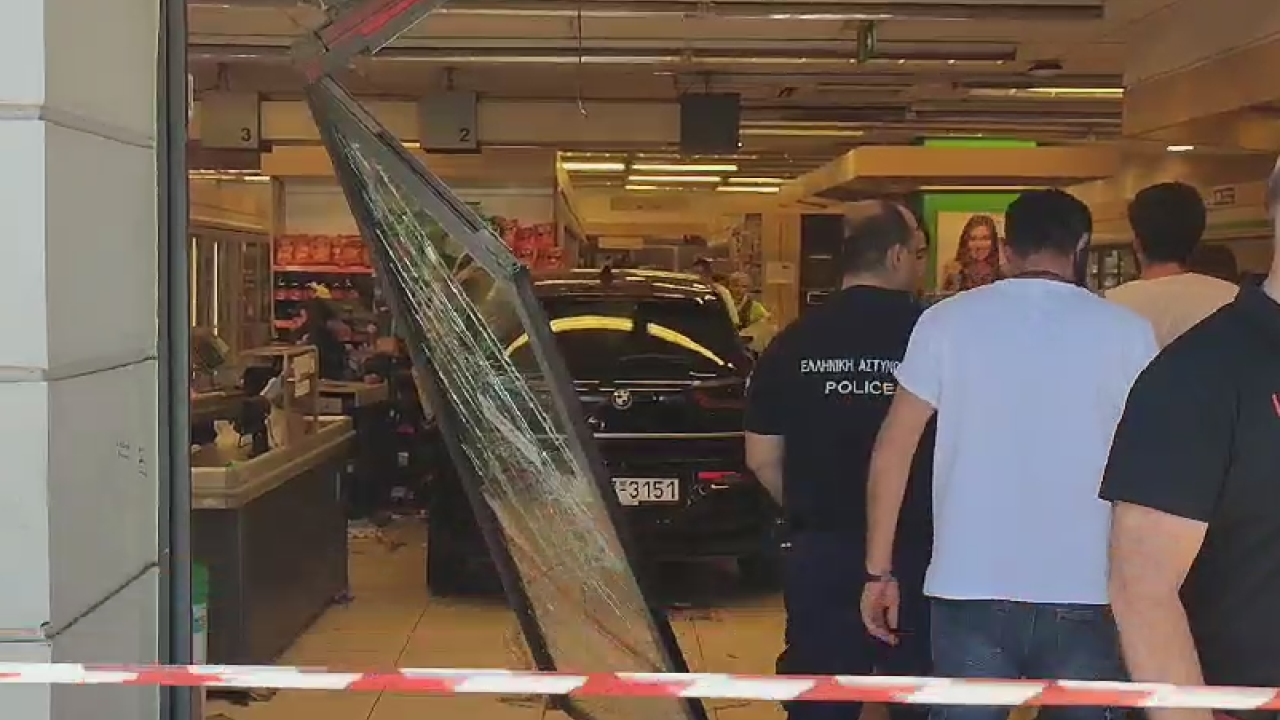 Αυτοκίνητο έπεσε σε σούπερ μάρκετ στην Πέτρου Ράλλη - 3 τραυματίες, ανάμεσά τους δύο παιδιά, το ένα πιο σοβαρά (βίντεο)