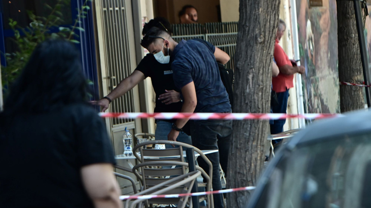 Πυροβολισμοί με 2 τραυματίες σε καφετέρια στον Κολωνό - Τούρκος ο δράστης, αναζητείται (φωτογραφίες)