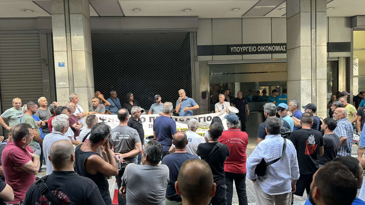 «Ταφόπλακα το Ψηφιακό Πελατολόγιο» - Σε εξέλιξη νέα συγκέντρωση ιδιοκτητών συνεργείων έξω από το ΥΠΕΘΟ 