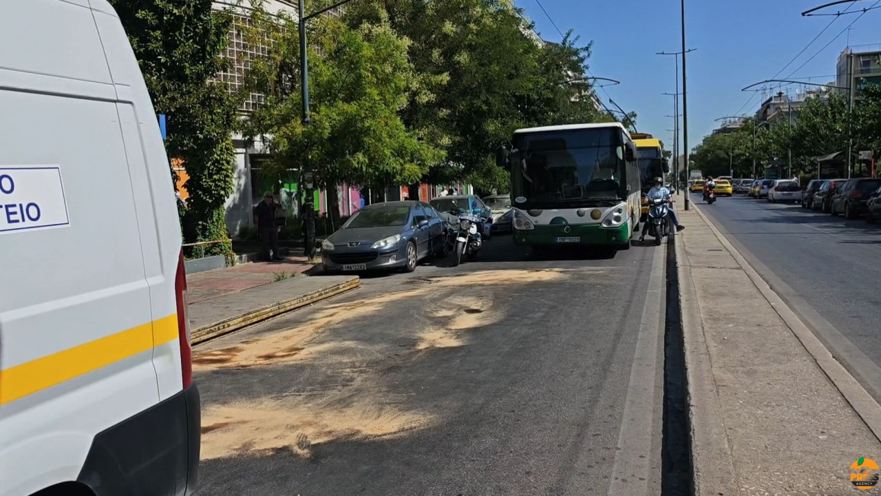 Σύγκρουση λεωφορείου με ΙΧ στη λεωφόρο Αχαρνών Σύγκρουση λεωφορείου με ΙΧ στη λεωφόρο Αχαρνών