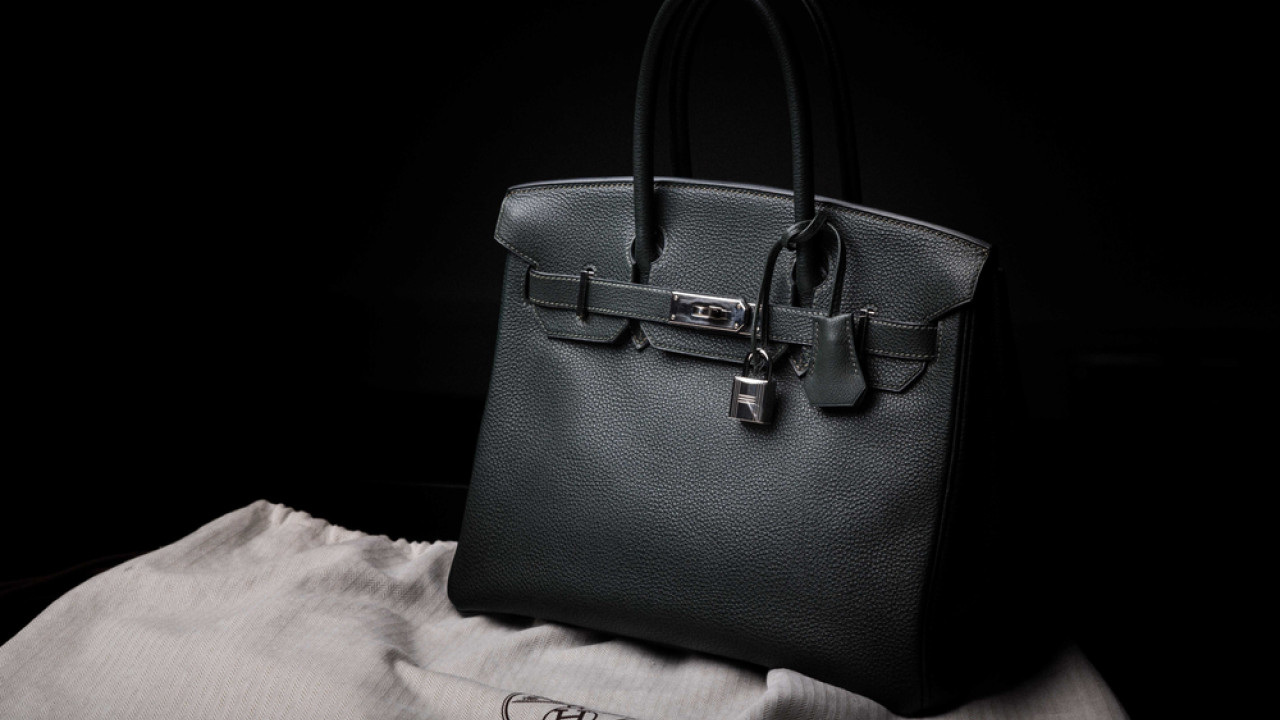 Hermes: Η εμβληματική πρώτη τσάντα Birkin πωλήθηκε 8,5 εκατομμύρια ευρώ σε δημοπρασία