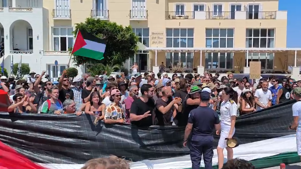 Στην Κύπρο κατέπλευσε το κρουαζιερόπλοιο με τους Ισραηλινούς μετά το μπλόκο διαδηλωτών στη Σύρο Στην Κύπρο κατέπλευσε το κρουαζιερόπλοιο με τους Ισραηλινούς μετά το μπλόκο διαδηλωτών στη Σύρο