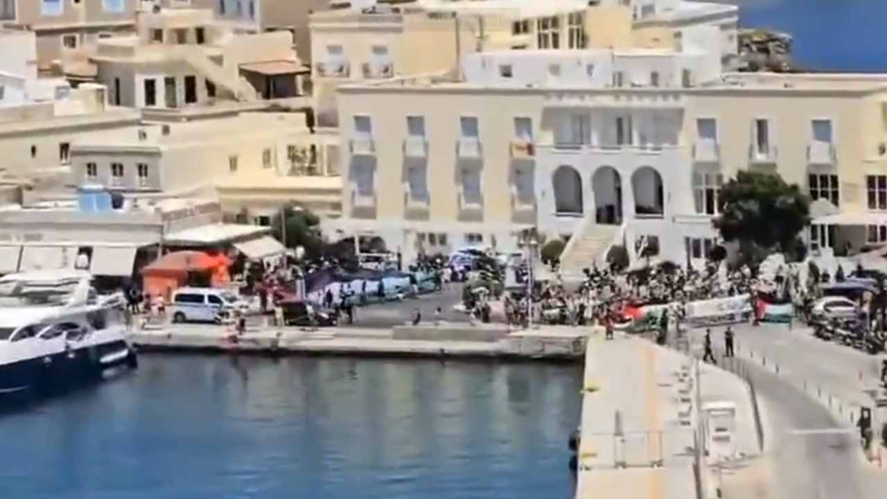Μπλόκο διαδηλωτών σε κρουαζιερόπλοιο με Ισραηλινούς στη Σύρο – Το Ισραήλ ζήτησε παρέμβαση του ΥΠΕΞ Μπλόκο διαδηλωτών σε κρουαζιερόπλοιο με Ισραηλινούς στη Σύρο – Το Ισραήλ ζήτησε παρέμβαση του ΥΠΕΞ