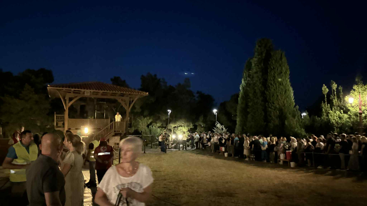 Αγιος Παΐσιος: Πλήθος κόσμου στον τάφο του, για τη γιορτή του Αγιος Παΐσιος: Πλήθος κόσμου στον τάφο του, για τη γιορτή του
