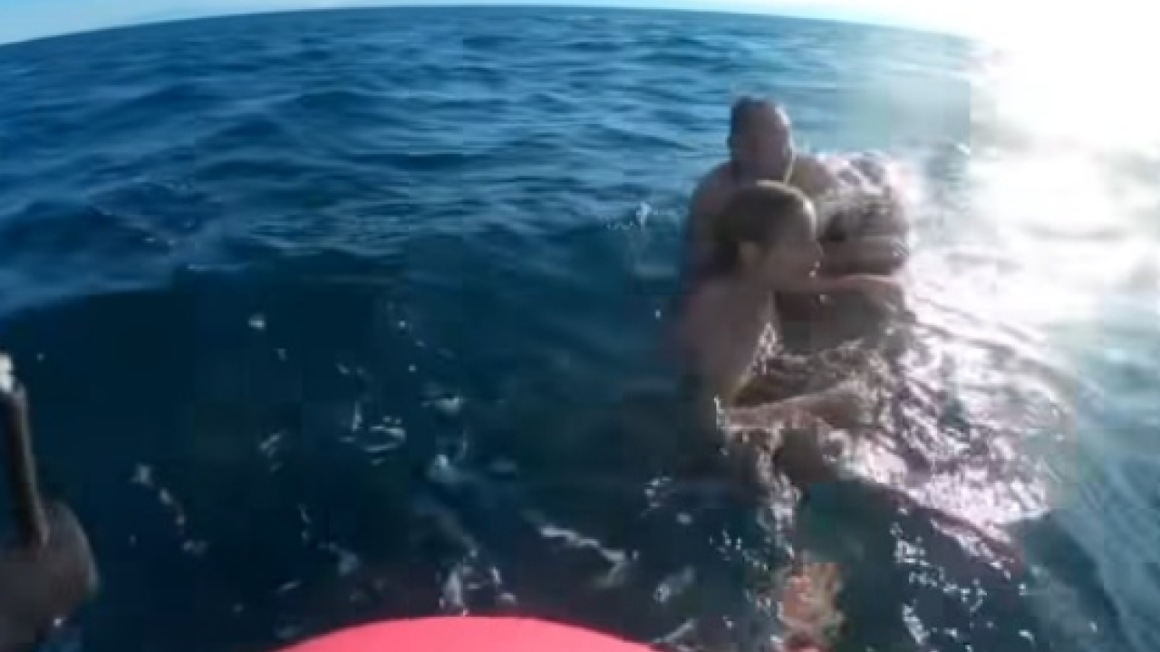 Θεσσαλονίκη: Νεαρός που έκανε kitesurfing έσωσε πατέρα και κόρη που είχαν παρασυρθεί από θαλάσσια ρεύματα - Δείτε βίντεο