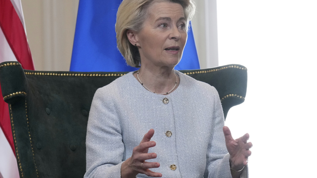 Politico: Η ΕΕ παραδέχεται ότι δεν μπορεί να τηρήσει την υπόσχεσή της για επενδύσεις 0 δισ. στις ΗΠΑ Politico: Η ΕΕ παραδέχεται ότι δεν μπορεί να τηρήσει την υπόσχεσή της για επενδύσεις 0 δισ. στις ΗΠΑ
