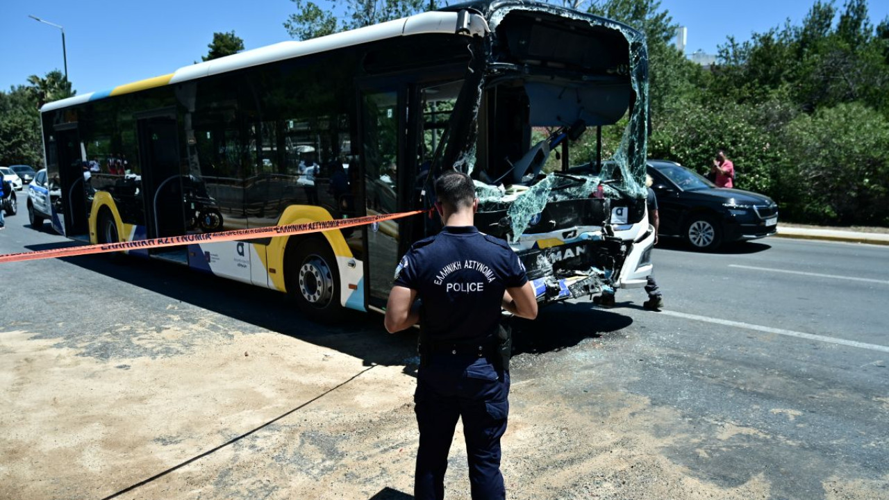 Σοβαρή σύγκρουση μεταξύ δυο λεωφορείων στη Βούλα - Συνολικά 32 τραυματίες, οι 3 σοβαρά