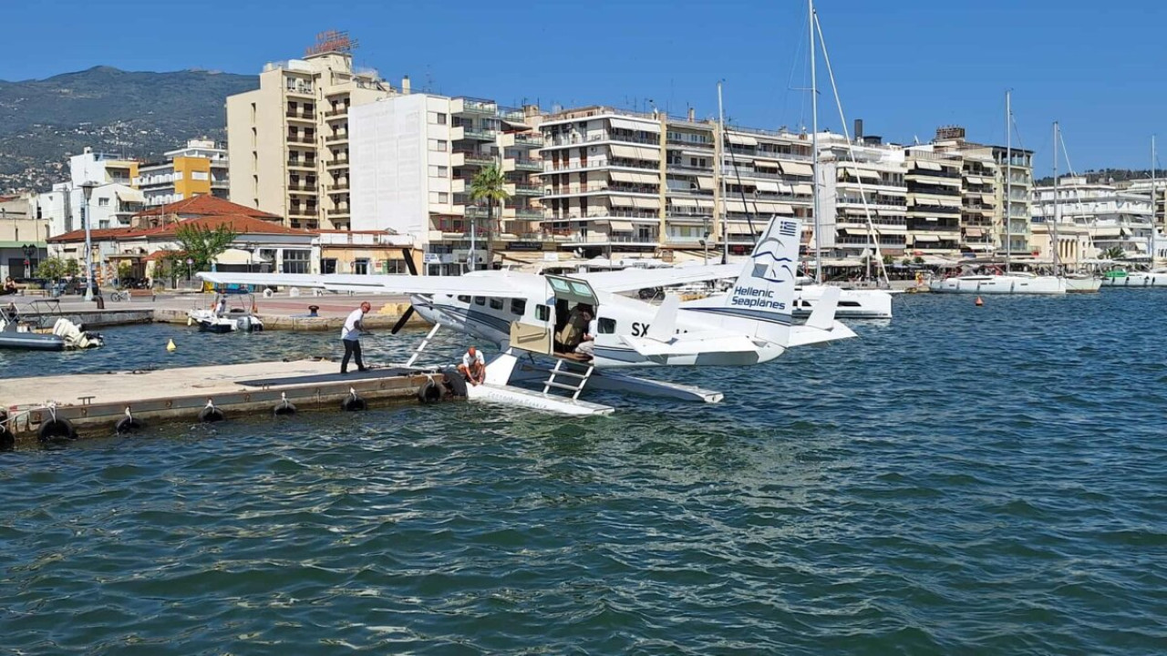 Προσθαλασσώθηκε στον Βόλο το πρώτο υδροπλάνο - Δείτε φωτογραφίες