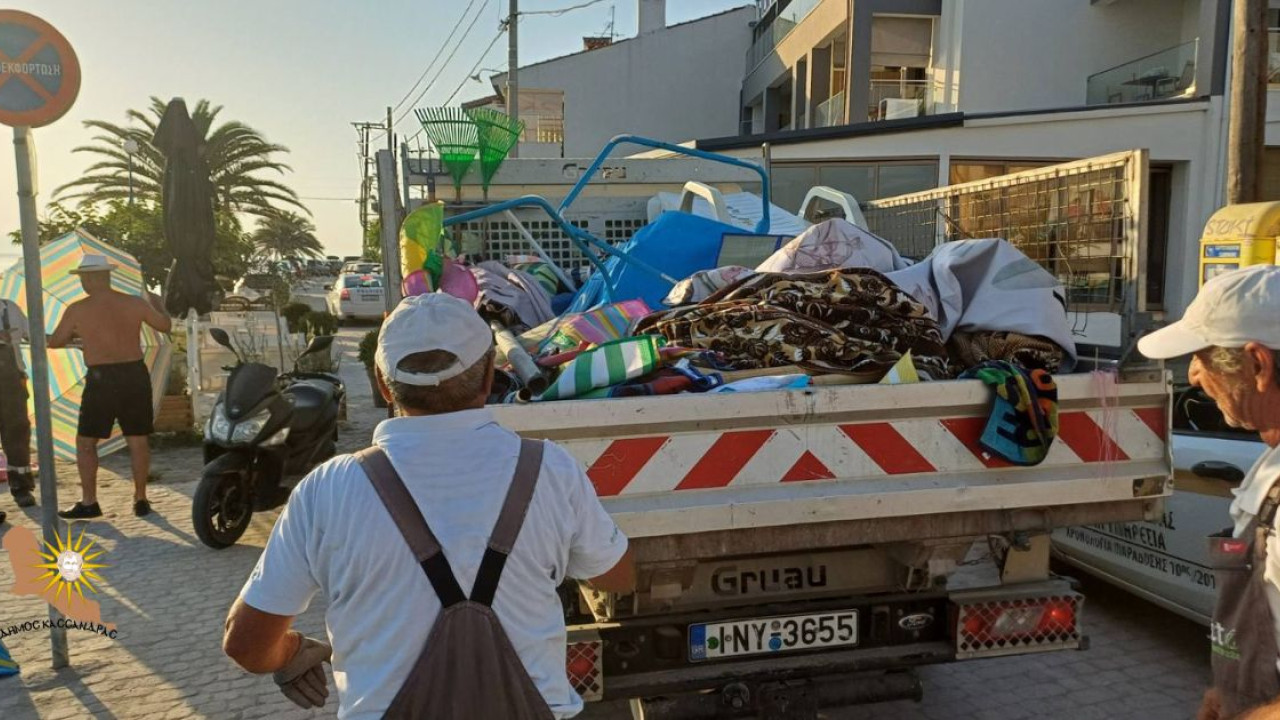 Χαλκιδική: Επιχείρηση απομάκρυνσης αυθαίρετου εξοπλισμού από τις παραλίες