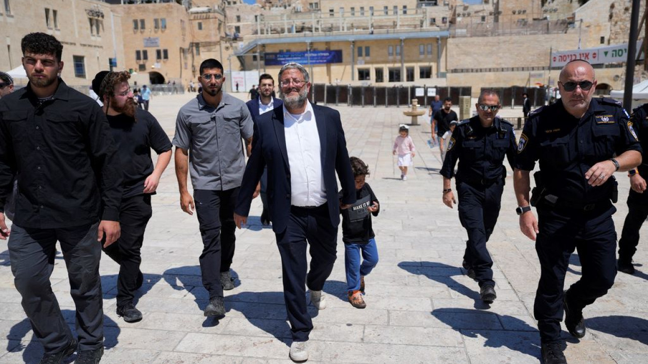 Μπεν Γκβιρ: Ο Ισραηλινός ακροδεξιός υπουργός προσευχήθηκε προκλητικά σε ισλαμικό χώρο Μπεν Γκβιρ: Ο Ισραηλινός ακροδεξιός υπουργός προσευχήθηκε προκλητικά σε ισλαμικό χώρο