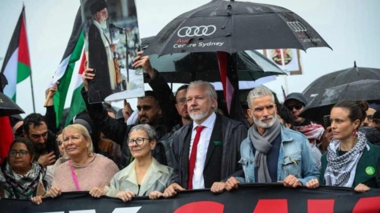Τζούλιαν Ασάνζ: Σπάνια δημόσια εμφάνιση, σε πορεία για τη Γάζα Τζούλιαν Ασάνζ: Σπάνια δημόσια εμφάνιση, σε πορεία για τη Γάζα