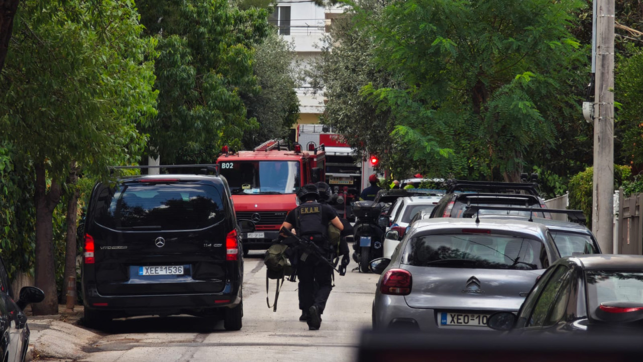 Χολαργός: Ταμπουρωμένος άνδρας απειλεί τους αστυνομικούς Χολαργός: Ταμπουρωμένος άνδρας απειλεί τους αστυνομικούς
