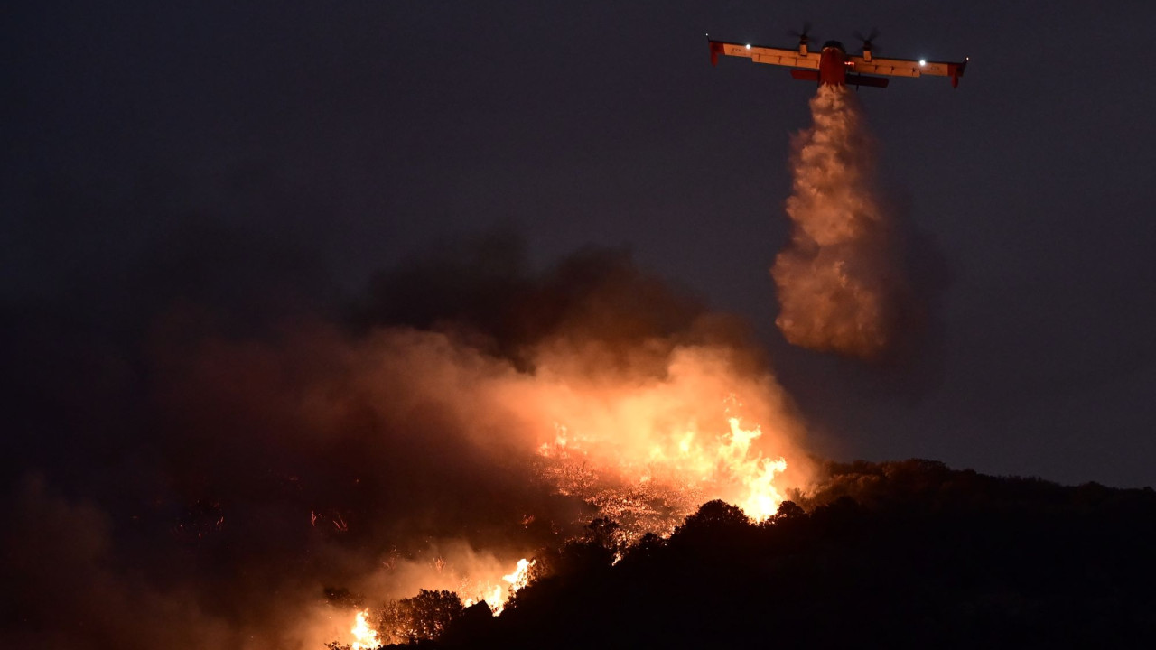 Συγκλονιστικά πλάνα: Canadair κάνει ρίψεις στη φωτιά της Κερατέας μετά τη δύση του ηλίου Συγκλονιστικά πλάνα: Canadair κάνει ρίψεις στη φωτιά της Κερατέας μετά τη δύση του ηλίου