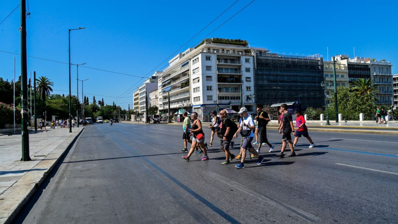 Άδειοι οι δρόμοι στο κέντρο της Αθήνας (Φωτογραφίες) Άδειοι οι δρόμοι στο κέντρο της Αθήνας (Φωτογραφίες)