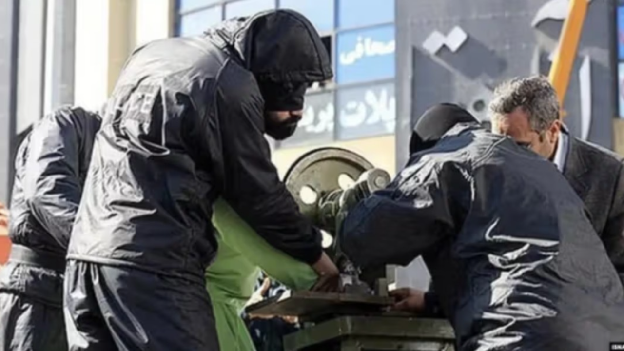 Ιράν: Ακρωτηριασμός χεριού σε τρεις καταδικασθέντες για κλοπές Ιράν: Ακρωτηριασμός χεριού σε τρεις καταδικασθέντες για κλοπές