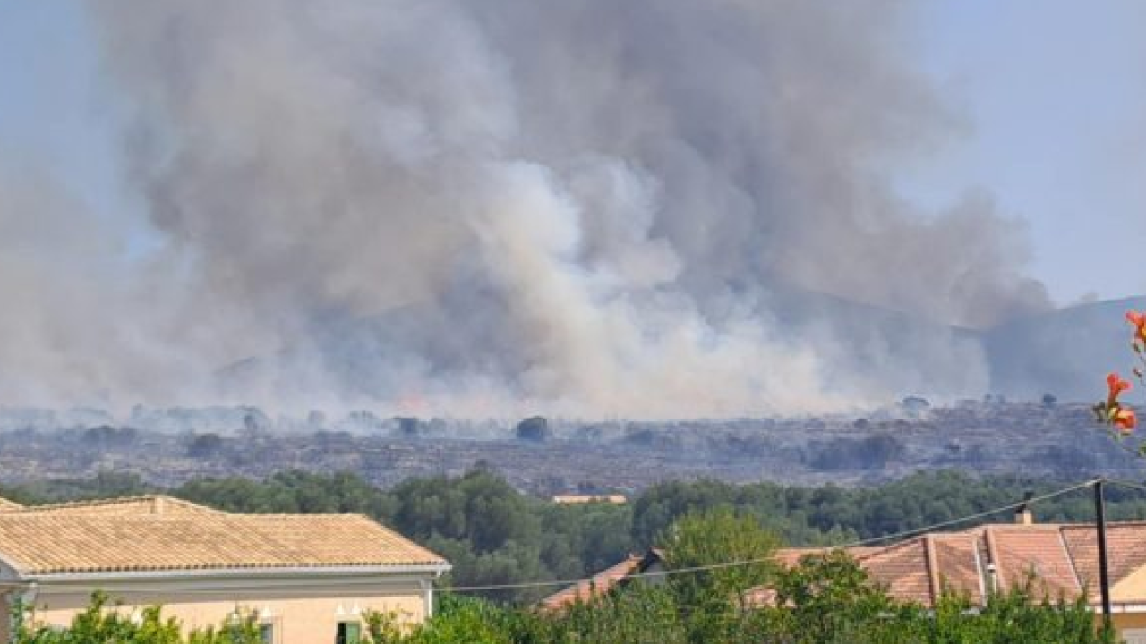 Υποχώρησε η φωτιά στην Κεφαλονιά – Παραμένουν σε επιφυλακή οι πυροσβέστες Υποχώρησε η φωτιά στην Κεφαλονιά – Παραμένουν σε επιφυλακή οι πυροσβέστες