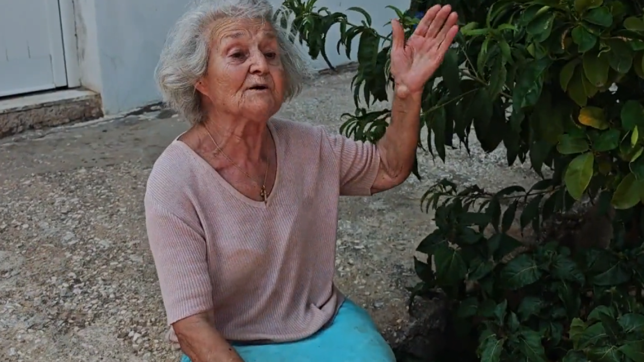 Η μαρτυρία της ηλικιωμένης από την Κερατέα που προσπάθησε να σώσει το «δασάκι της» Η μαρτυρία της ηλικιωμένης από την Κερατέα που προσπάθησε να σώσει το «δασάκι της»